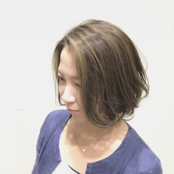 前下がりボブがクールで大人っぽくてカッコイイヘアスタイルにグレージュカラーで、もっと素敵に今年流に♪