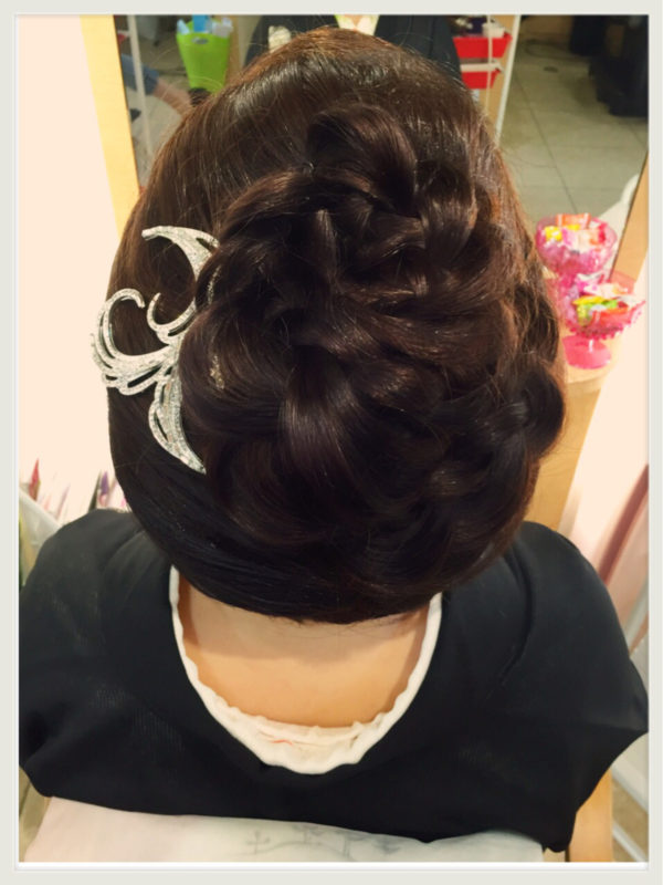 編み込みが素敵なヘアスタイルになっています。かんざしもヘアスタイルをより華やかに見せるように、ゴージャスなものを。曲線がフェミニンです。