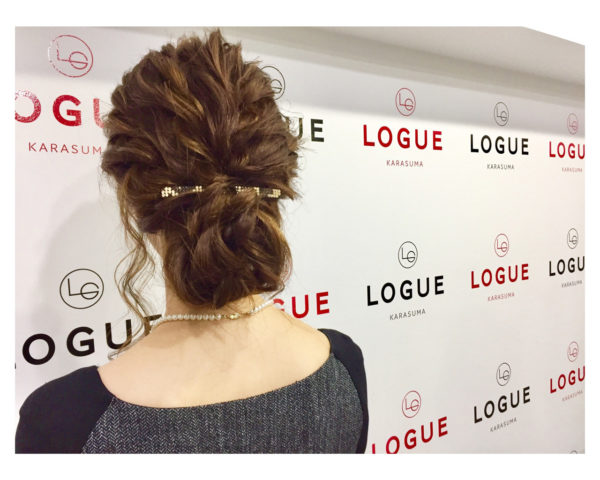 全体にふんわりスタイリングされていて、ヘアアクセをプラスすることでゴージャスに☆後れ毛があると、大人の色気のあるシニヨンヘアになりますね！