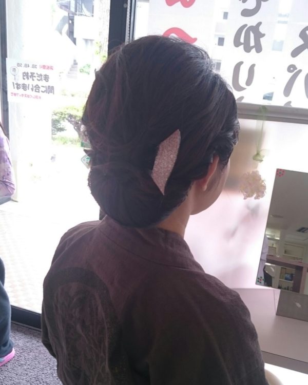 シンプルなラインのまとめ髪に、ベーシックなかんざしを挿して粋を演出してみて。華美ではないけれども清々しさが感じられるスタイルになっていますね。