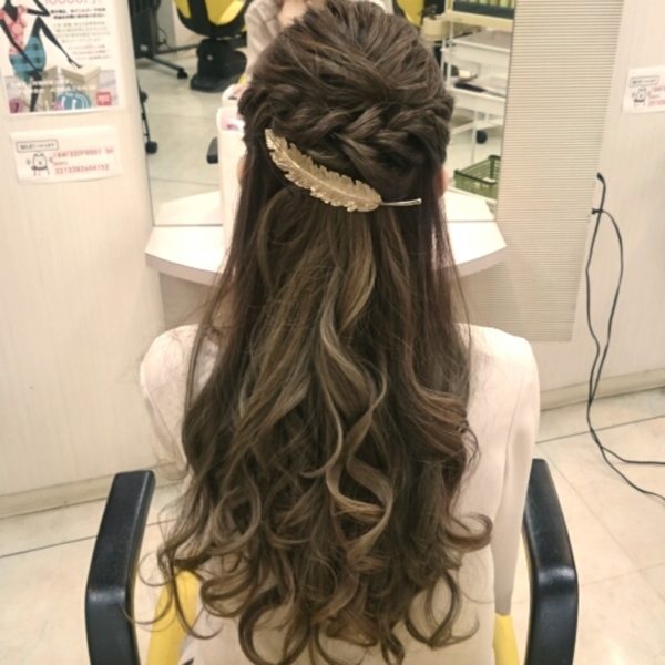 大きいウェーブを強くかけても、縦に巻くことでボリュームが出すぎず落ち着きます。ヘアアレンジもいろいろ楽しめそうですね！