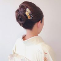 シックな中にも華やかさのある。和装のセットアップはかんざしを挿して艶っぽいヘアスタイルに♡