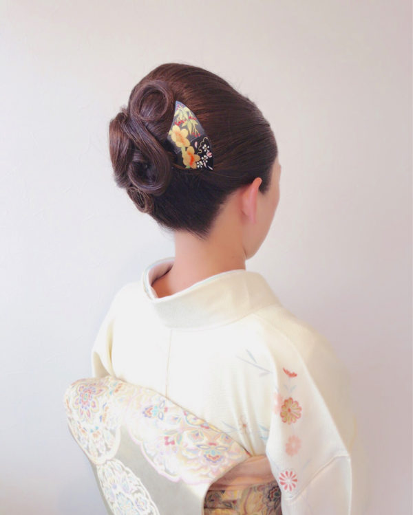 ブラックとゴールドのシックな中にも華やかさのあるかんざしは、和装のヘアスタイルにぴったりですね。