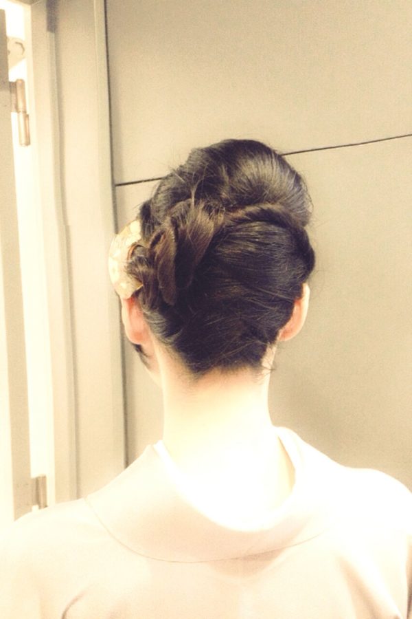 編み込みでしっかりとまとめた和装のヘアスタイルです。かんざしもヘアスタイルに合わせて頭にぴったりと寄り添うように。左右のバランスがアシンメトリーで印象深く。