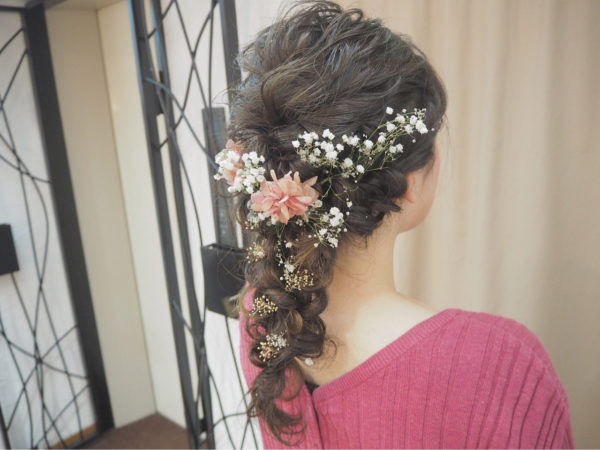 まるで外国人のお姫様のようなヘアスタイル。ただの三つ編みだけよりもぐっと大人っぽく仕上がるので、結婚式などにもおすすめです。