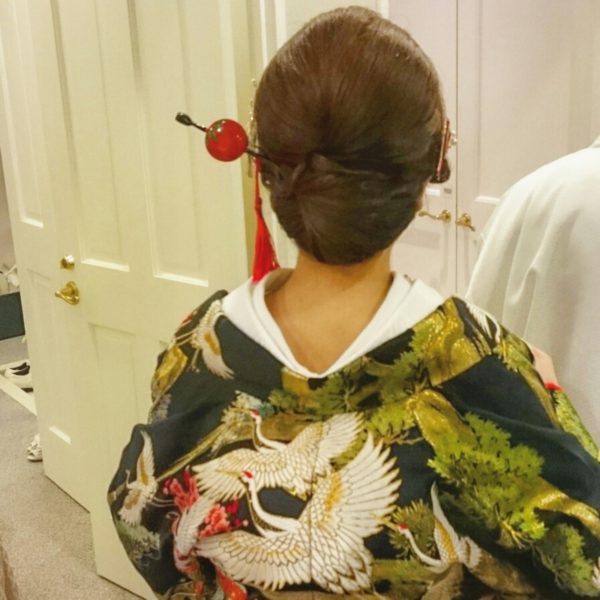 赤い玉が印象的なかんざし。かんざしに存在感があるので、ヘアスタイルはシンプルなまとめ髪で。