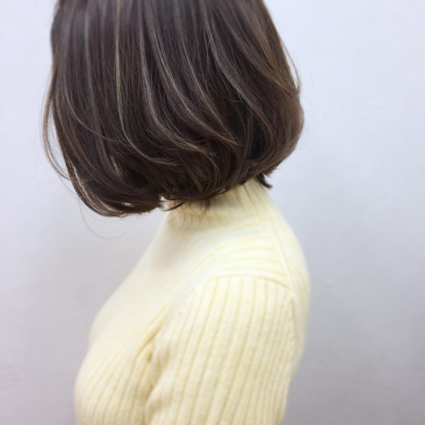 暗めのカラーに、ハイライトが波のように綺麗に入っていますね！スタイリッシュなボブヘアがオシャレです。