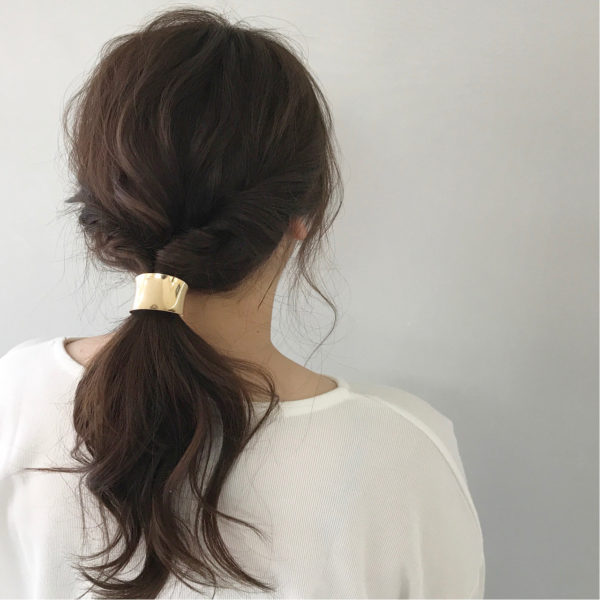 こちらは、定番の簡単アレンジくるりんぱ。前日に巻いて寝れば朝は結ぶだけで簡単です。きちんとした感じもありつつ、ただ一つに結ぶよりはずっとおしゃれに見えますよ。