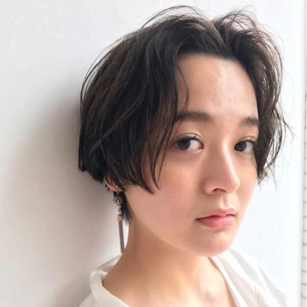 ショートヘアは小顔に見えるヘアスタイルです。かきあげた前髪が大人の印象ですね。