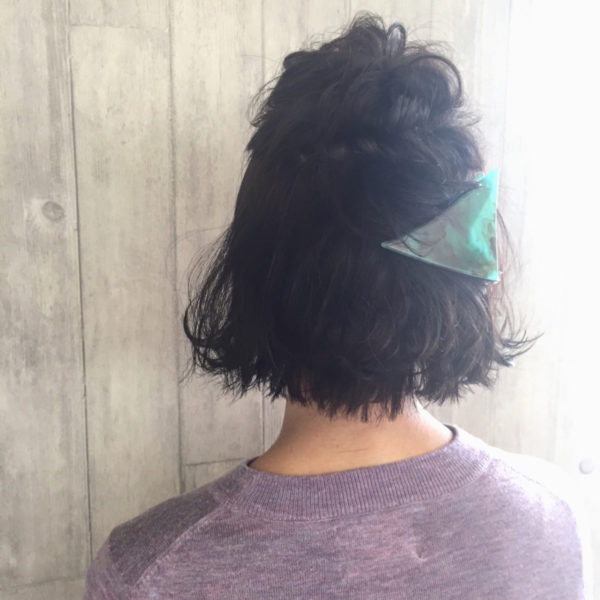 トップをくるりんぱして毛先をクリップで留めます。ショートヘアのアレンジにも使えるクリップは後ろ姿を華やかに魅せてくれます。