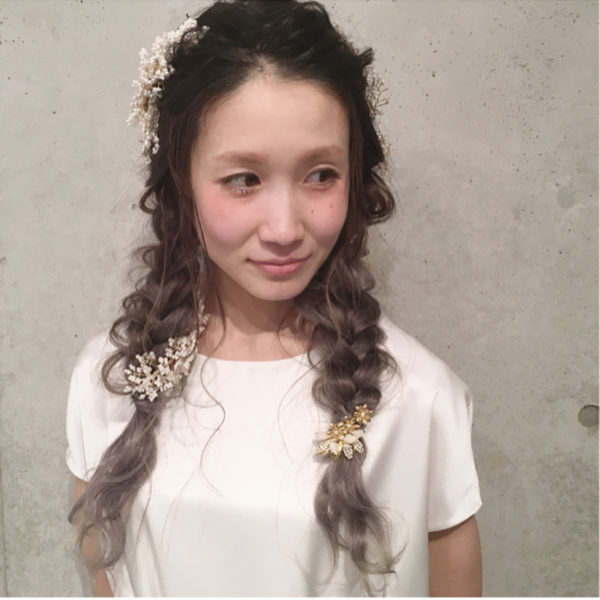 清楚感のある三つ編みスタイルに、小さめサイズのヘアアクセを点在させることで華やかさUP！前髪を上げていて顔周りがとっても明るく見えますね♪