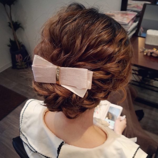 ヘアアクセサリーが効いたヘアセットがフェミニンですね。明るい髪とアクセサリーが華やかさを出した髪型。