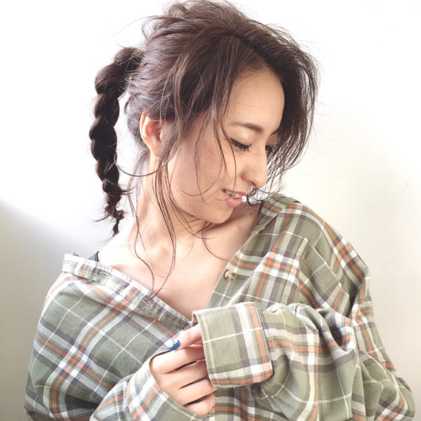 今おしゃれさんの間で流行っているというラーメンマンヘア。きっちりしすぎずに少量の後れ毛でセクシーに。