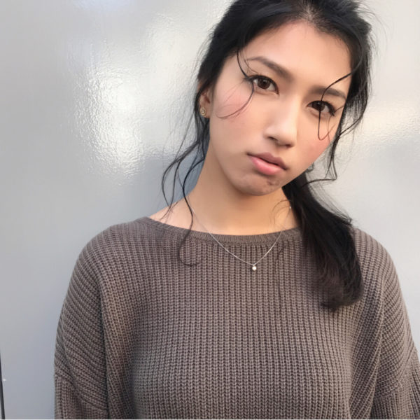 後ろ髪はサイドからちらりと見せ、反対側から細く数か所髪をとって、和風な雰囲気に。
