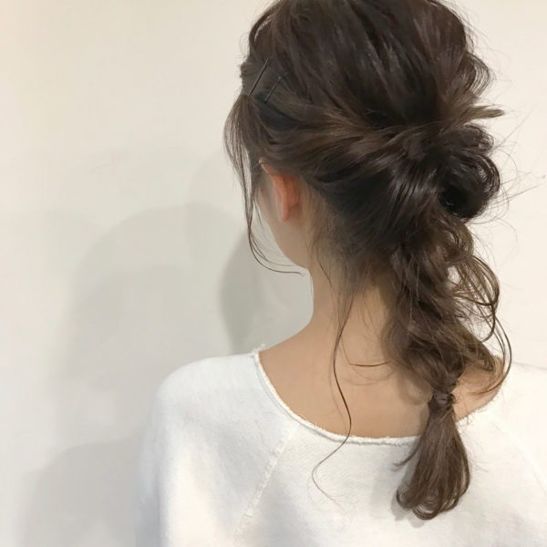 くるりんぱと三つ編みの流行中スタイル。お休みの日はゆるくラフに後れ毛多めで仕上げてみてもいいですよね！