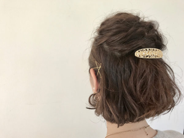 アレンジが難しいボブでも、ヘアアクセとゴールドピンで簡単に結婚式ヘアがキマります♡