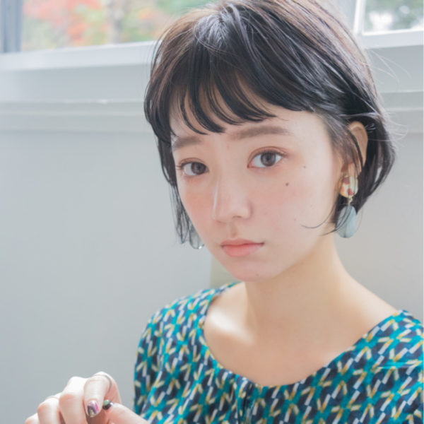 ウエット感のあるショートヘアがとっても可愛らしいですね♡幅広のプチワイドバングで横顔美人になろう♪