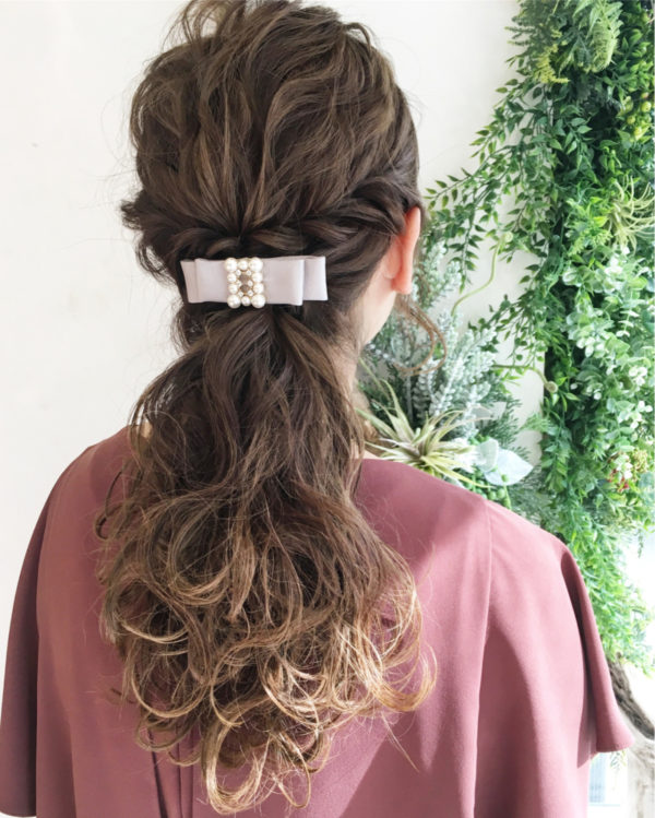 パーティーなどのフォーマルな場にも使えるヘアアレンジ。バレッタのリボンとパールが大人らしい上品な印象を与えてくれます。もちろんデイリーにもOK。