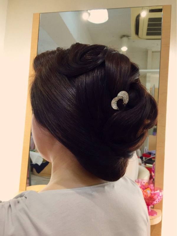 ワンポイント的に小ぶりなかんざしを挿してみるのもおしゃれ。主張しすぎない、それでいてランクの高さを感じさせてくれるかんざしで、より素敵な和装に。