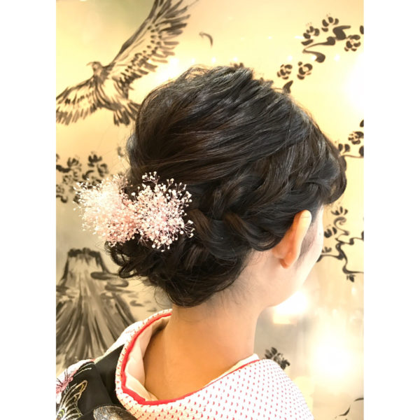 着物にもよく合う編み込みヘアはルーズにまとめてみて。ヘアアクセも着物のテイストに合ったものをチョイスしましょう♪