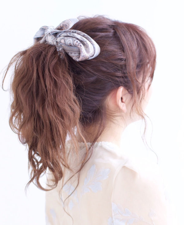 パーマやカラーでゆるふわなガーリースタイルなヘアスタイル。後れ毛はアップした髪をさらに長く見せて女性らしくなります。