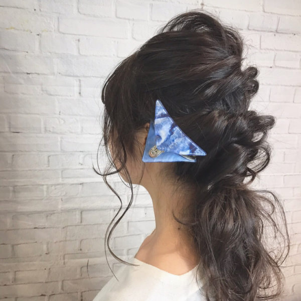 編み込みにヘアクリップをポイントとしてつけたスタイルは上品で大人っぽさ抜群！青系のカラーが春夏にぴったり！