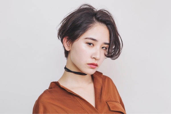 かきあげ前髪で大人なヘアスタイルに。黒髪のショートがモードの雰囲気を出してこなれたヘアにしています。