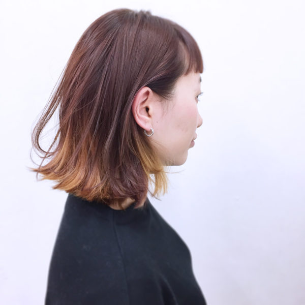 明るめのイエロー系のインナーカラーでフレッシュな若見えヘアに♪切りっぱなしボブが可愛らしいですね♡