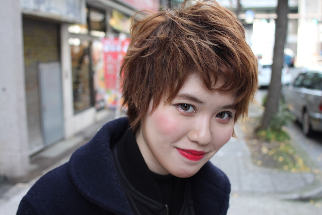 外ハネがキュートな外国人ヘアスタイルは、目元がやさしく見えますね。モードヘアだけど親しみやすいです。