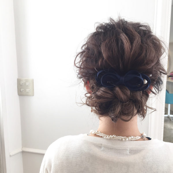 リボンのヘアアクセサリーを使ったアレンジ6