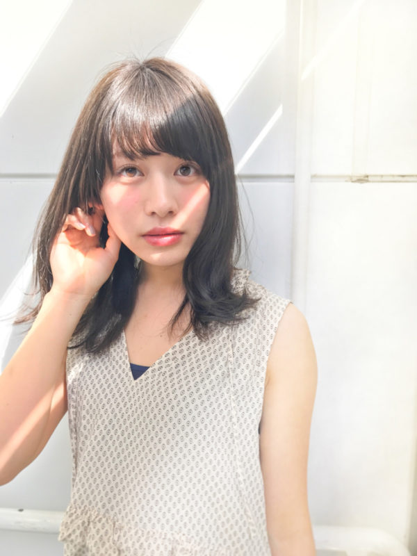 自然なヘアスタイルとは流れに逆らわない事。ハネるのを生かして表面の毛に軽くカールを入れてあげるだけで可愛くなります。重く見えすぎないのは表面に入れたレイヤーがポイント♪