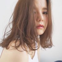 マンネリを吹き飛ばす！伸ばしかけのミディアムヘアを彩るヘアスタイル15選