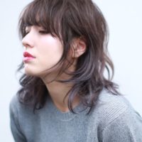 モデルや女優さんにも人気♪女性らしさ引き出す色っぽミディアムヘア特集