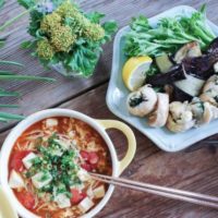 食卓に花とグリーンを添えて♪おうちでほっこりカフェ気分を楽しもう