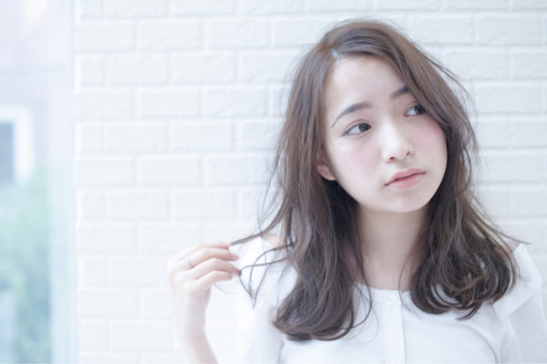 オンナの色気を出すならモテ髪のミディアムスタイルで Folk