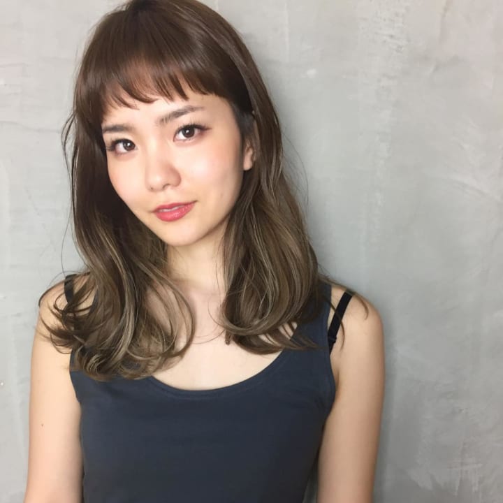 前髪ありのセミロングヘア4