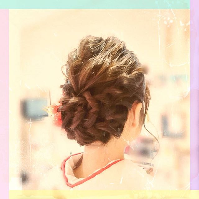 うなじ部分でまとめたヘアスタイル