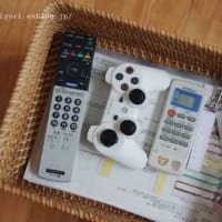 テーブルやテレビ台の上をすっきりさせる！リモコンの収納術8選