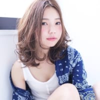 ミディアムヘアはレイヤーを入れて差をつけて。ストレート〜パーマまでご紹介