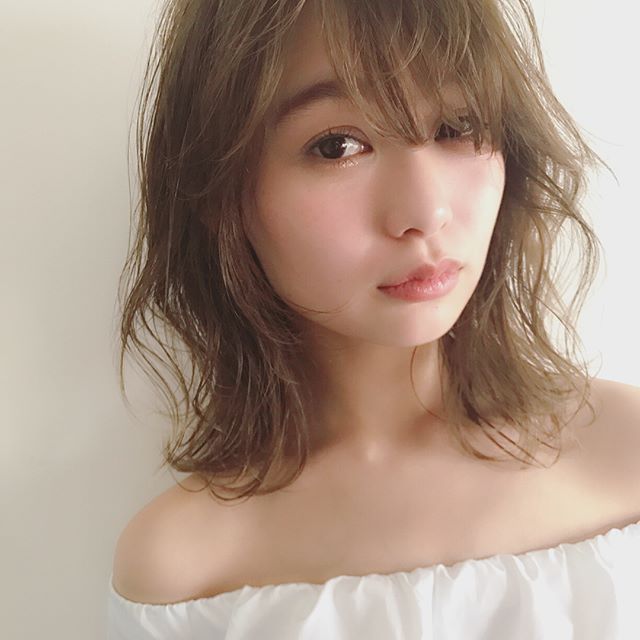 長い前髪を活かした魅力的なヘアスタイル２５