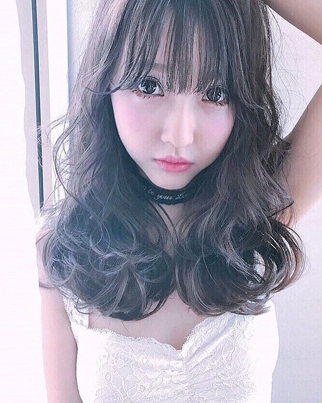 長い前髪を活かした魅力的なヘアスタイル２４