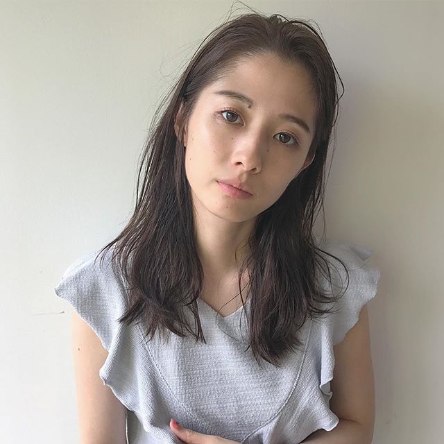 長い前髪を活かした魅力的なヘアスタイル１３