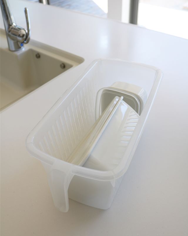タッパー収納　戸棚　取っ手付きかご