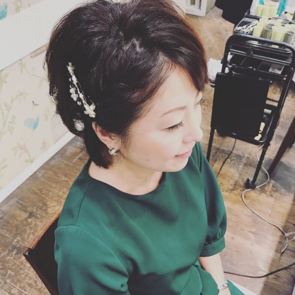 ふんわりヘアに華やかなバレッタをプラス1