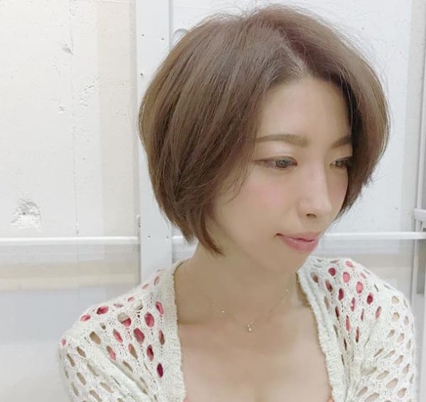 ショートヘアのセンター分け2