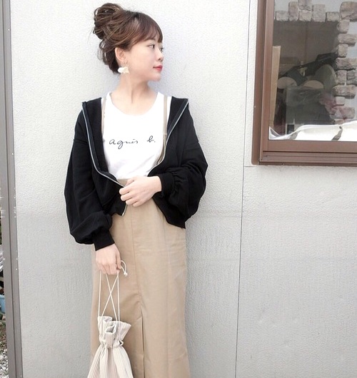 黒パーカーコーデで秋を楽しもう 大人女性にピッタリのスタイリングをご紹介 Folk