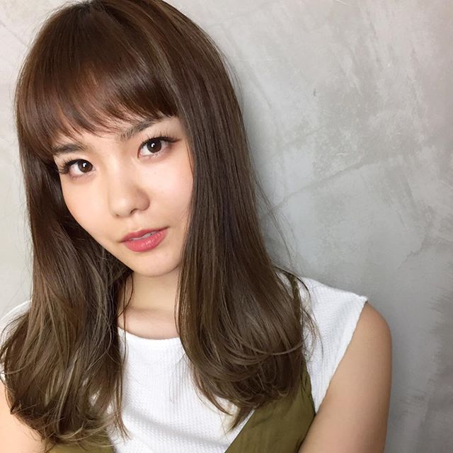 フェミニンなロングヘアにオン眉をプラス2