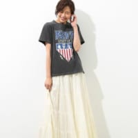 カッコイイ大人女性☆ロックテイストなロゴTシャツに挑戦しよう