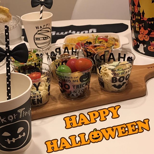 ハロウィン模様のプリンカップにサラダを入れて