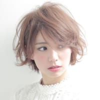 色気を感じさせるには？大人のヘアスタイルは抜け感のある前髪がポイント！